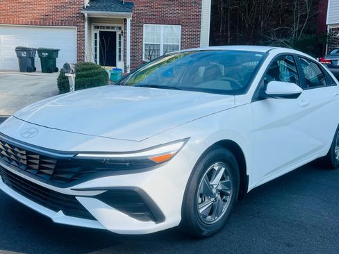 Used 2025 Hyundai Elantra SE image 2