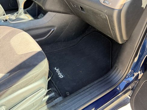 Used 2015 Jeep Cherokee Sport image 18