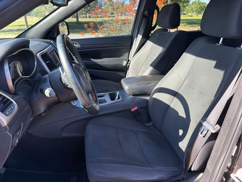 Used 2017 Jeep Grand Cherokee Laredo w/ Quick Order Package 2BE image 9