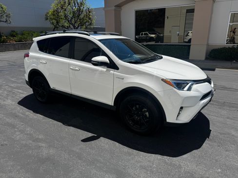 Used 2018 Toyota RAV4 XLE w/ Convenience Package AWD/4WD image 4