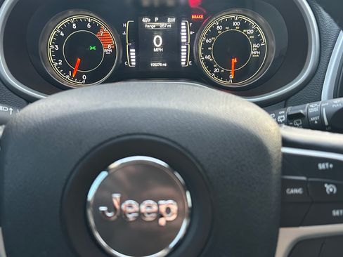 Used 2018 Jeep Cherokee Latitude Plus image 6