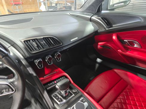 Used 2017 Audi R8 V10 w/ Carbon Exterior Package image 31