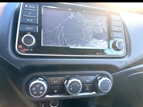 Used 2022 Nissan Versa S image 2