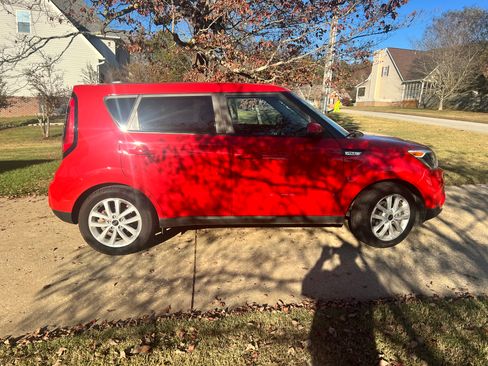 Used 2018 Kia Soul + image 8