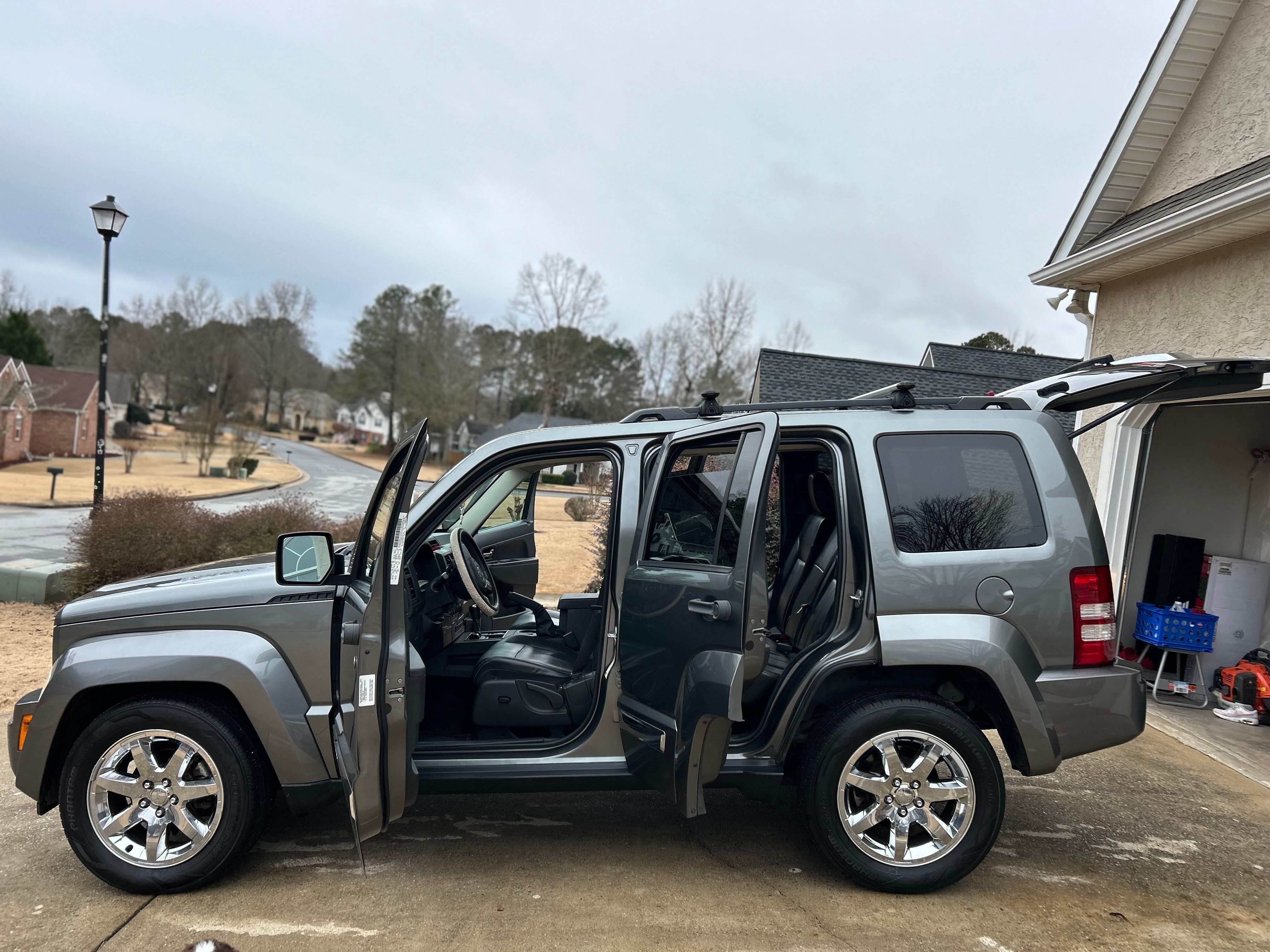 Used 2012 Jeep Liberty Sport AWD/4WD image 2