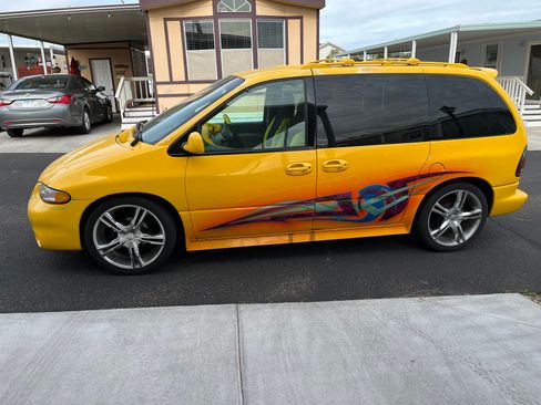 Used 1996 Dodge Caravan SE image 1