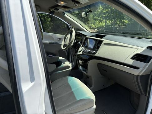Used 2013 Toyota Sienna L FWD image 11