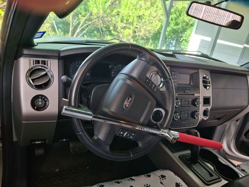 Used 2017 Ford Expedition XLT image 8