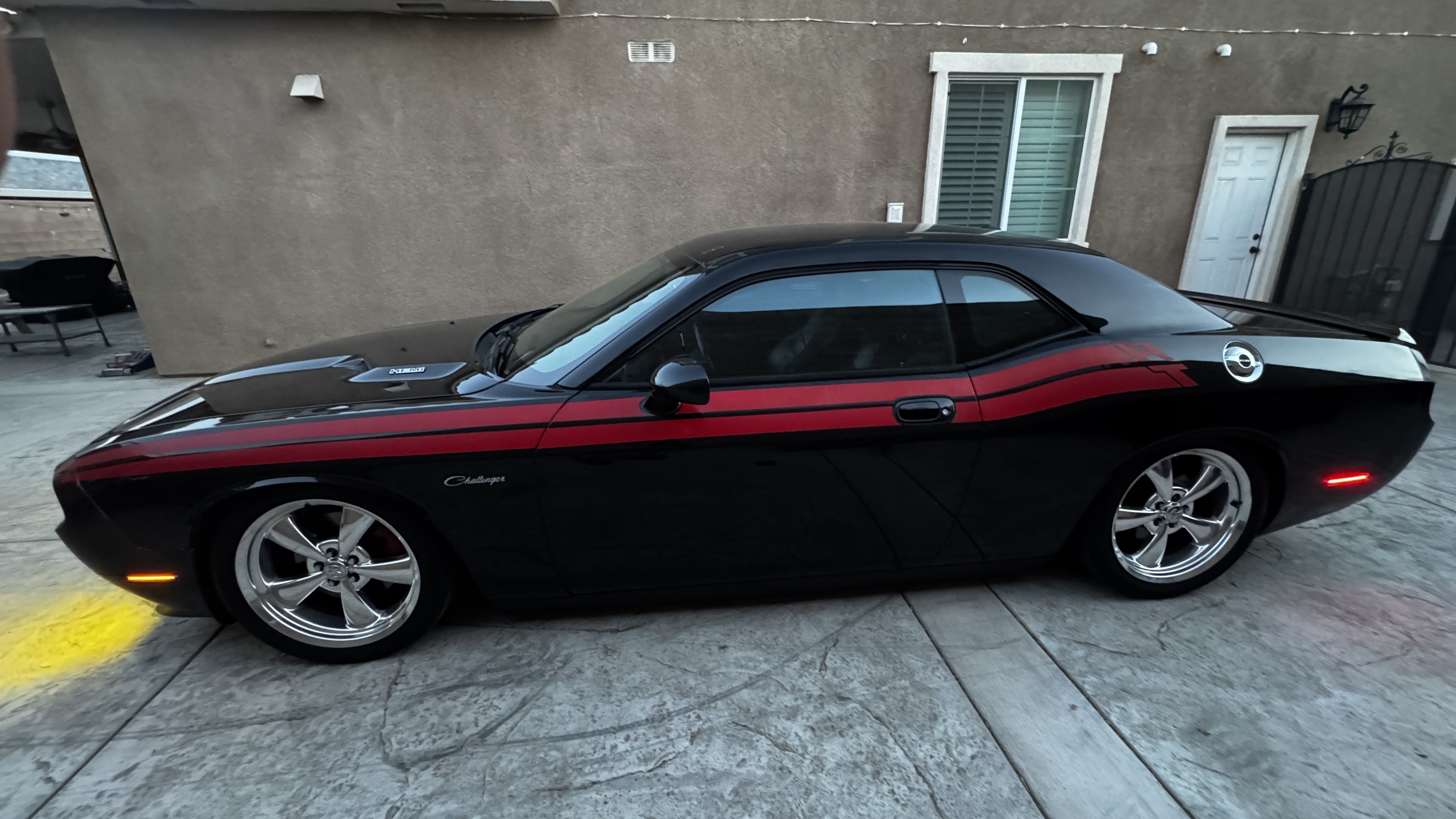 Used 2010 Dodge Challenger R/T RWD image 2