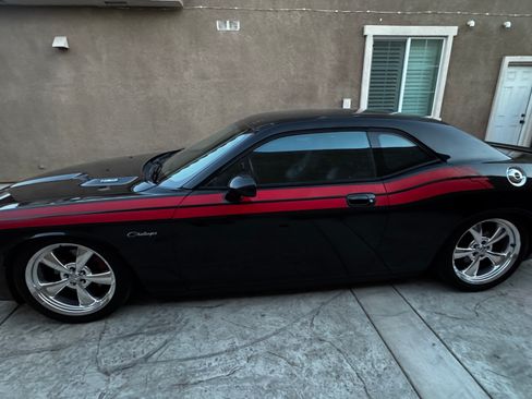 Used 2010 Dodge Challenger R/T RWD image 2