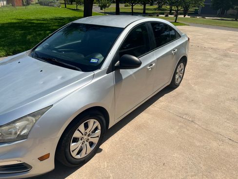 Used 2015 Chevrolet Cruze LS image 2