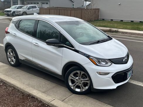 Used 2017 Chevrolet Bolt LT image 4