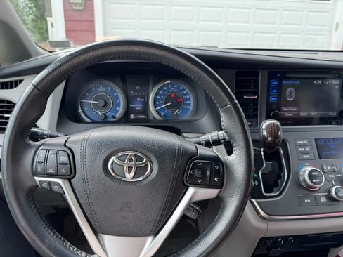 Used 2017 Toyota Sienna XLE w/ XLE Navigation Package FWD image 21