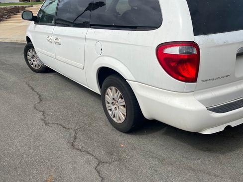 Used 2007 Chrysler Town & Country LX FWD image 5
