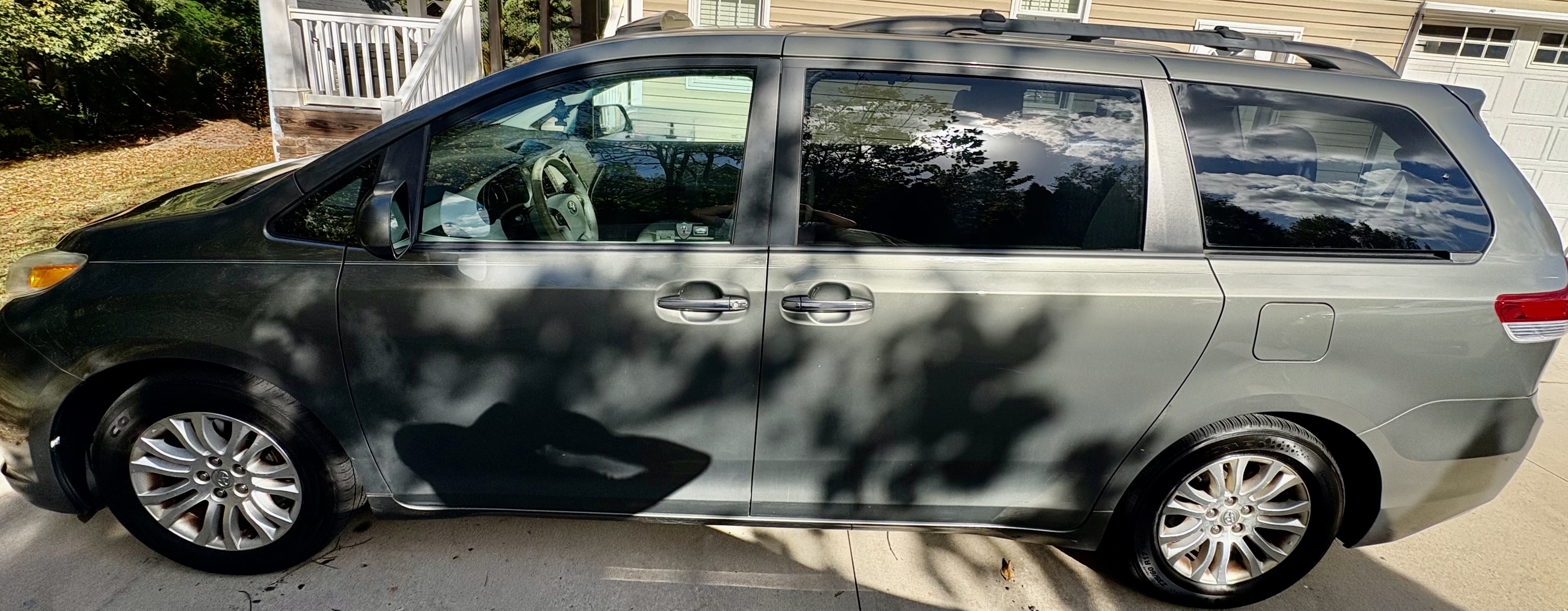 Used 2011 Toyota Sienna XLE FWD image 28
