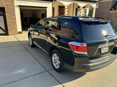 Used 2012 Toyota Highlander FWD w/ Tech Pkg image 5