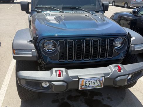 Used 2025 Jeep Wrangler Rubicon w/ Convenience Group AWD/4WD image 5