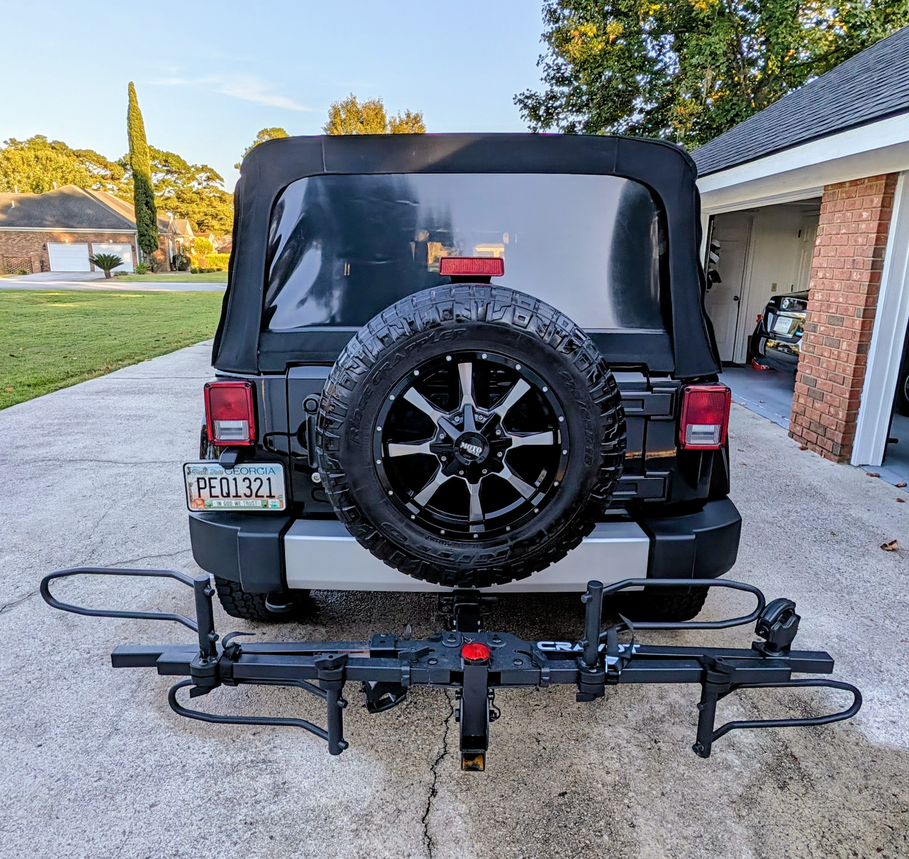 Used 2013 Jeep Wrangler Unlimited Sahara w/ Connectivity Group AWD/4WD image 2