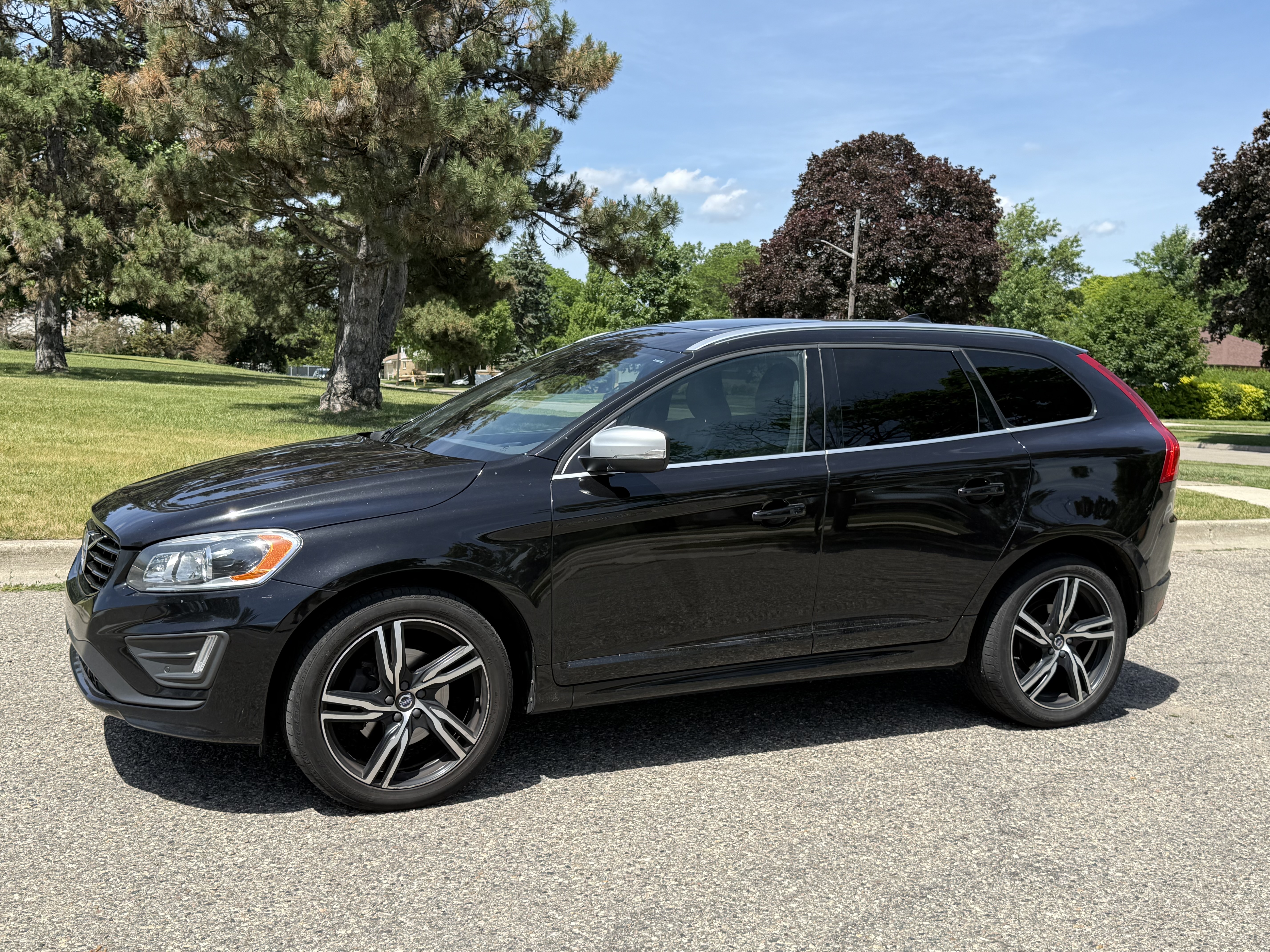 Used 2017 Volvo XC60 T6 R-Design w/ Protection Package AWD/4WD image 1