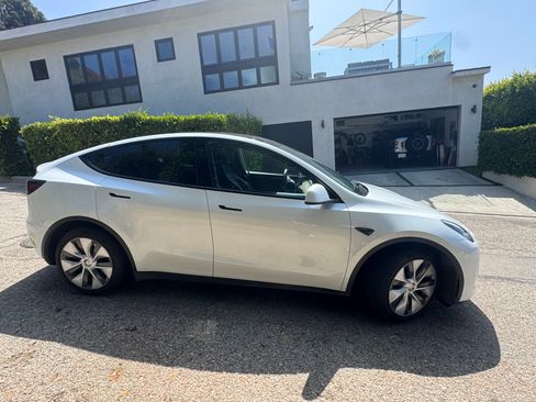 Used 2023 Tesla Model Y Long Range AWD/4WD image 2