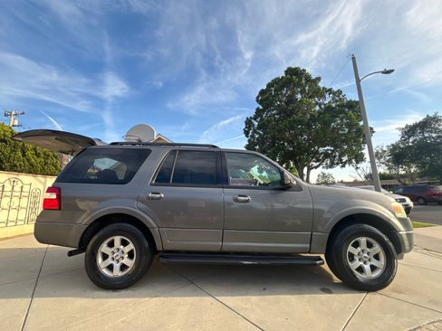 Used 2010 Ford Expedition XLT image 4