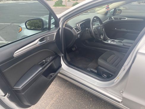 Used 2019 Ford Fusion SE FWD image 5