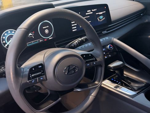 Used 2023 Hyundai Elantra SEL w/ Convenience Package image 7