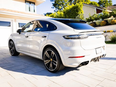 Used 2022 Porsche Cayenne Turbo image 4