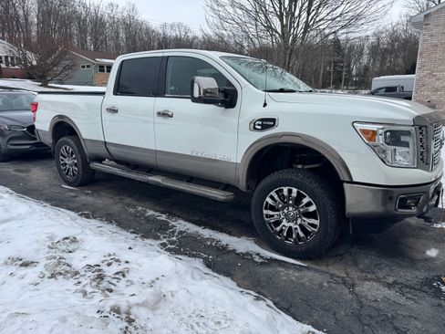 Used 2018 Nissan Titan Platinum Reserve w/ Platinum Utility Package image 2