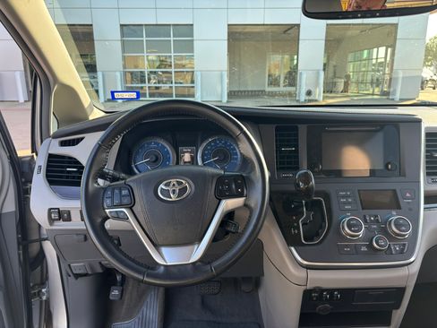 Used 2016 Toyota Sienna XLE FWD image 13