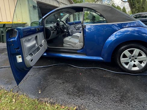Used 2007 Volkswagen Beetle Convertible w/ Package 1 FWD image 2