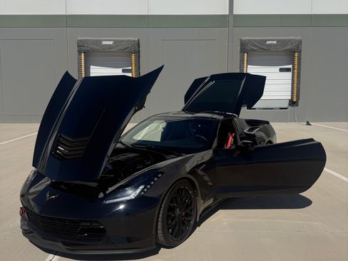 Used 2019 Chevrolet Corvette Stingray Coupe w/ Carbon Flash Badge Package image 2