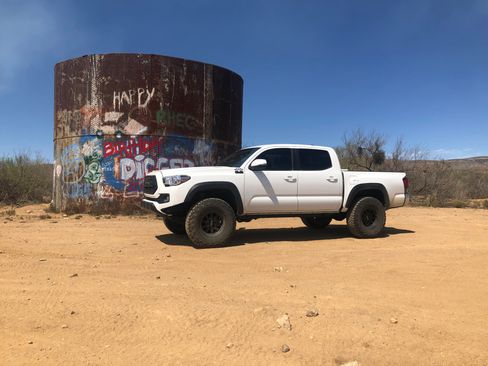Used 2019 Toyota Tacoma TRD Off-Road AWD/4WD image 11