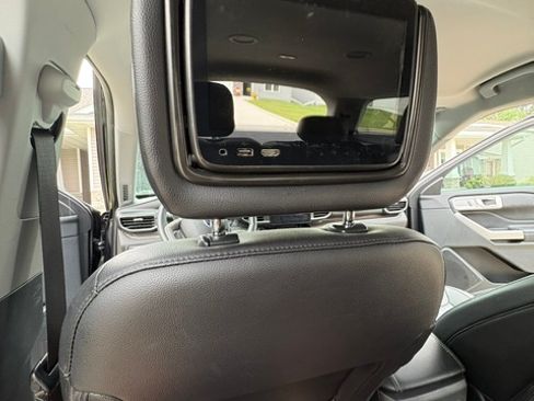 Used 2021 Ford Explorer Limited w/ Equipment Group 301A AWD/4WD image 10