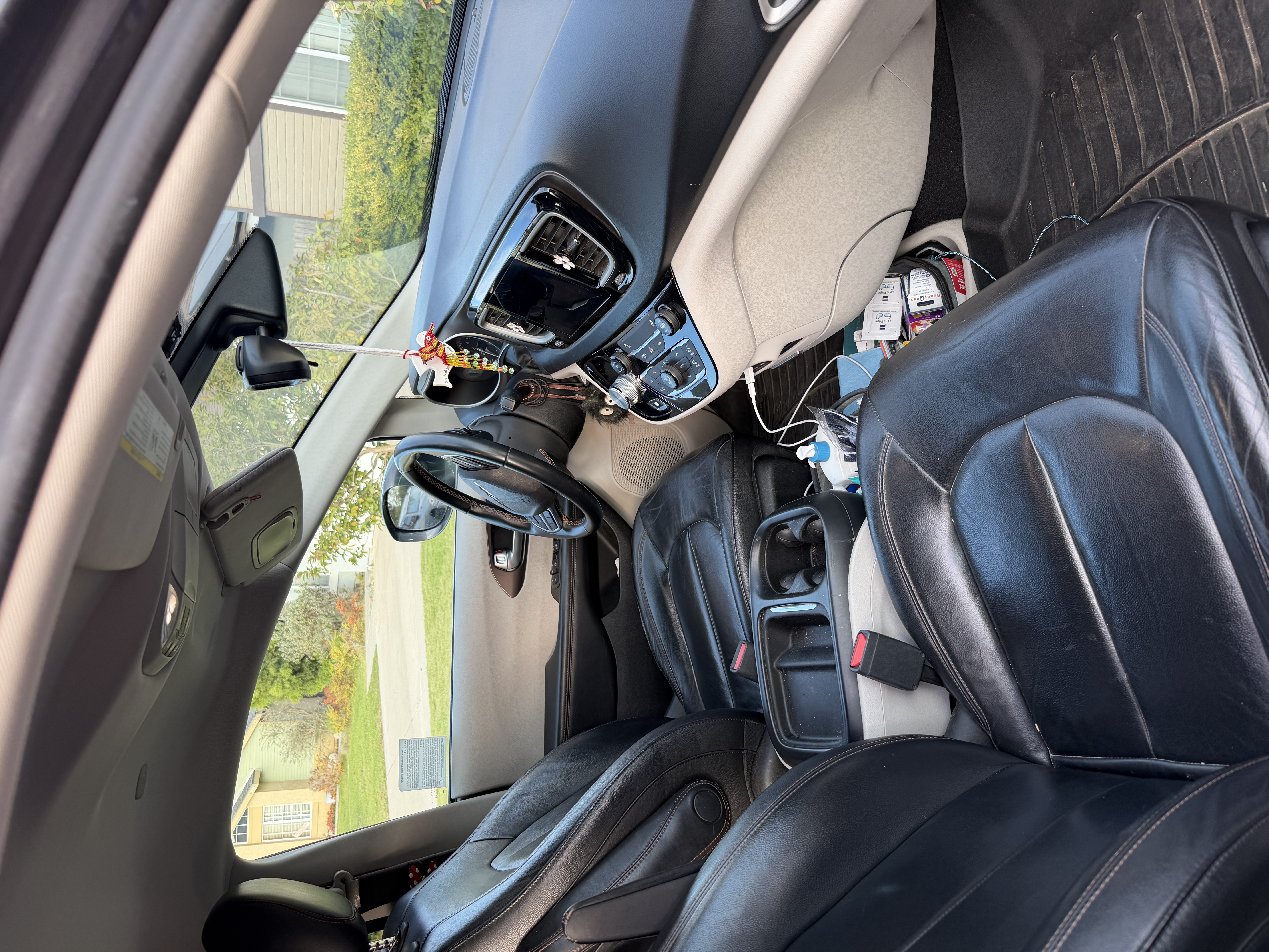 Used 2017 Chrysler Pacifica Touring-L FWD image 4