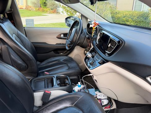 Used 2017 Chrysler Pacifica Touring-L FWD image 4
