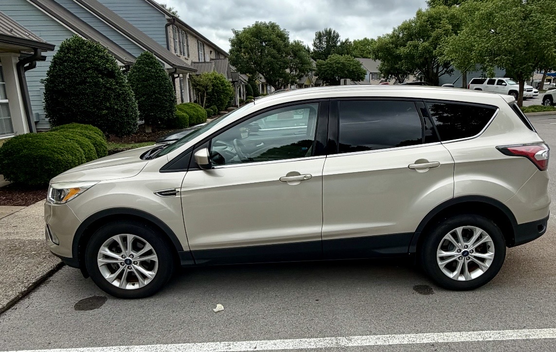 Used 2017 Ford Escape SE FWD image 1