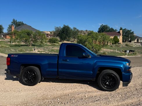 Used 2017 Chevrolet Silverado 1500 LT w/ LT Convenience Package AWD/4WD image 1