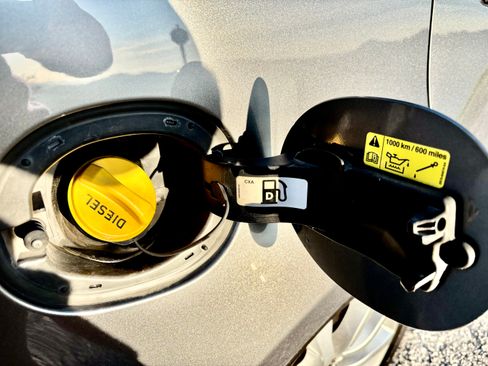 Used 2016 Land Rover Range Rover Sport HSE image 12