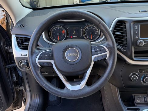 Used 2016 Jeep Cherokee Sport image 19