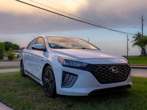 Used 2020 Hyundai Ioniq Limited image 1