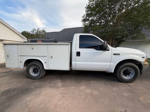 Used 2002 Ford F350 2WD Regular Cab Super Duty image 1