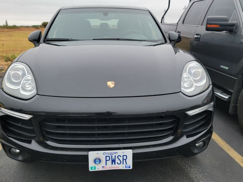 Used 2017 Porsche Cayenne Sport Utility 4D image 9