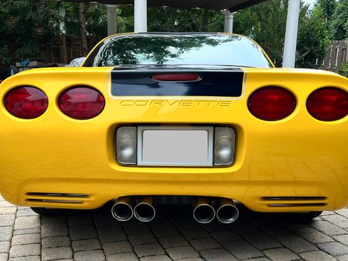 Used 2003 Chevrolet Corvette Coupe w/ Preferred Equipment Group RWD image 17