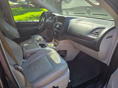 Used 2015 Chrysler Town & Country Limited Platinum image 13