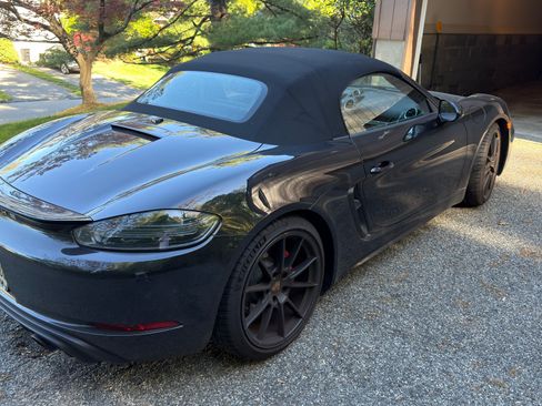 Used 2021 Porsche 718 Boxster RWD image 2