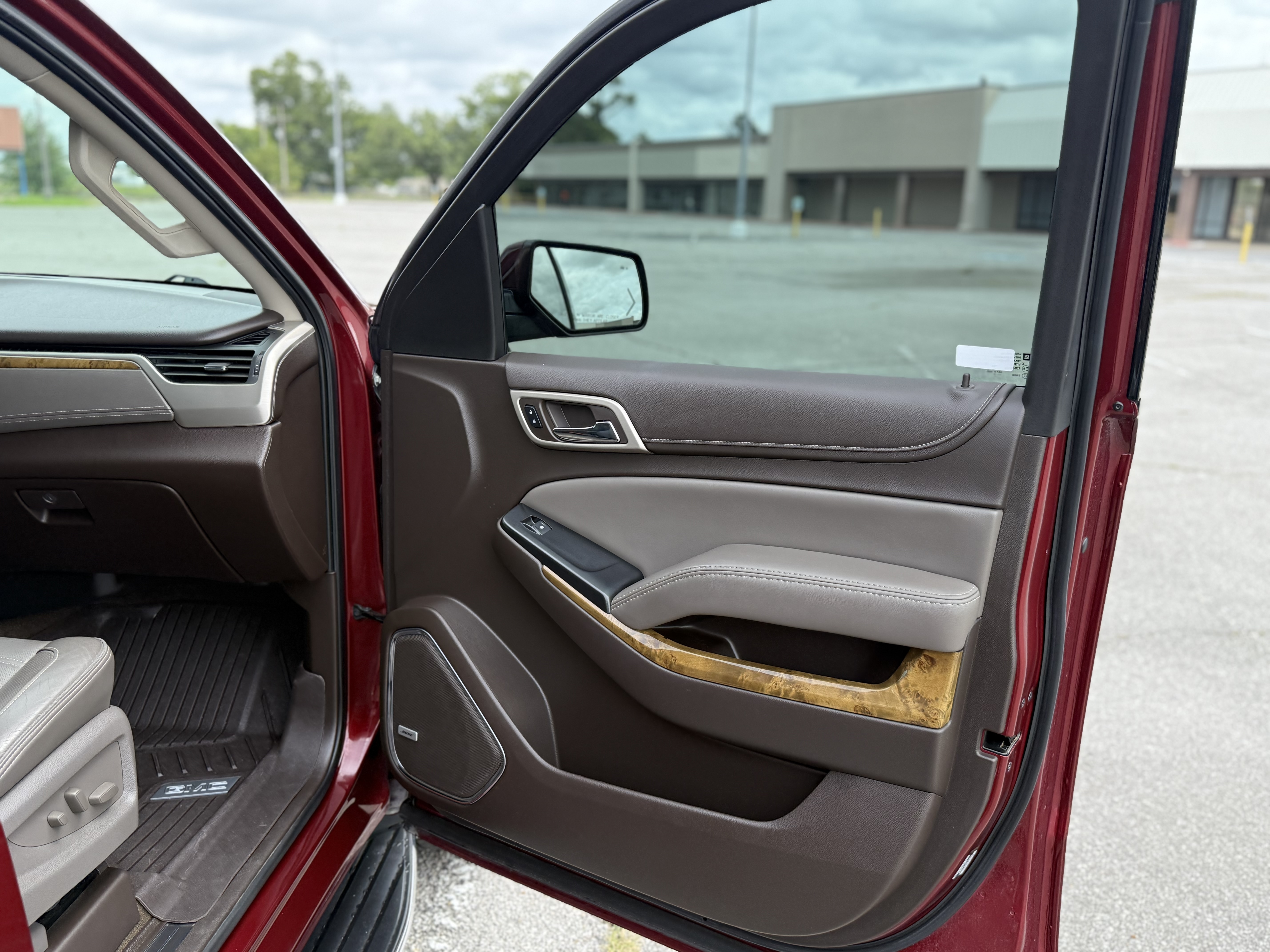 Used 2017 GMC Yukon Denali RWD image 5