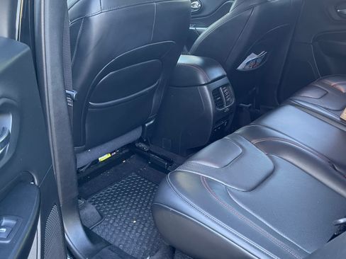 Used 2019 Jeep Cherokee Trailhawk AWD/4WD image 8