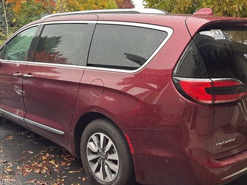 Used 2021 Chrysler Pacifica Limited w/ Premium & Safety Sphere Group image 2