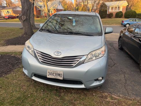Used 2016 Toyota Sienna XLE image 9